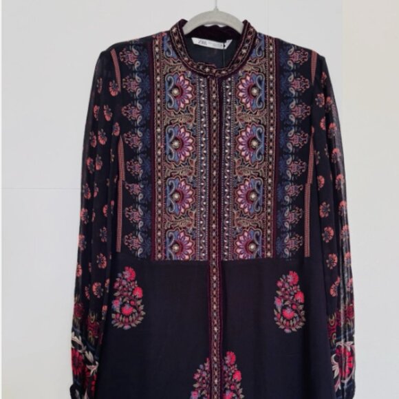 ZARA WOMAN SHORT LONG SLEEVES EMBROIDERED BIB FRONT DRESS MAROON brand new - Picture 2 of 4